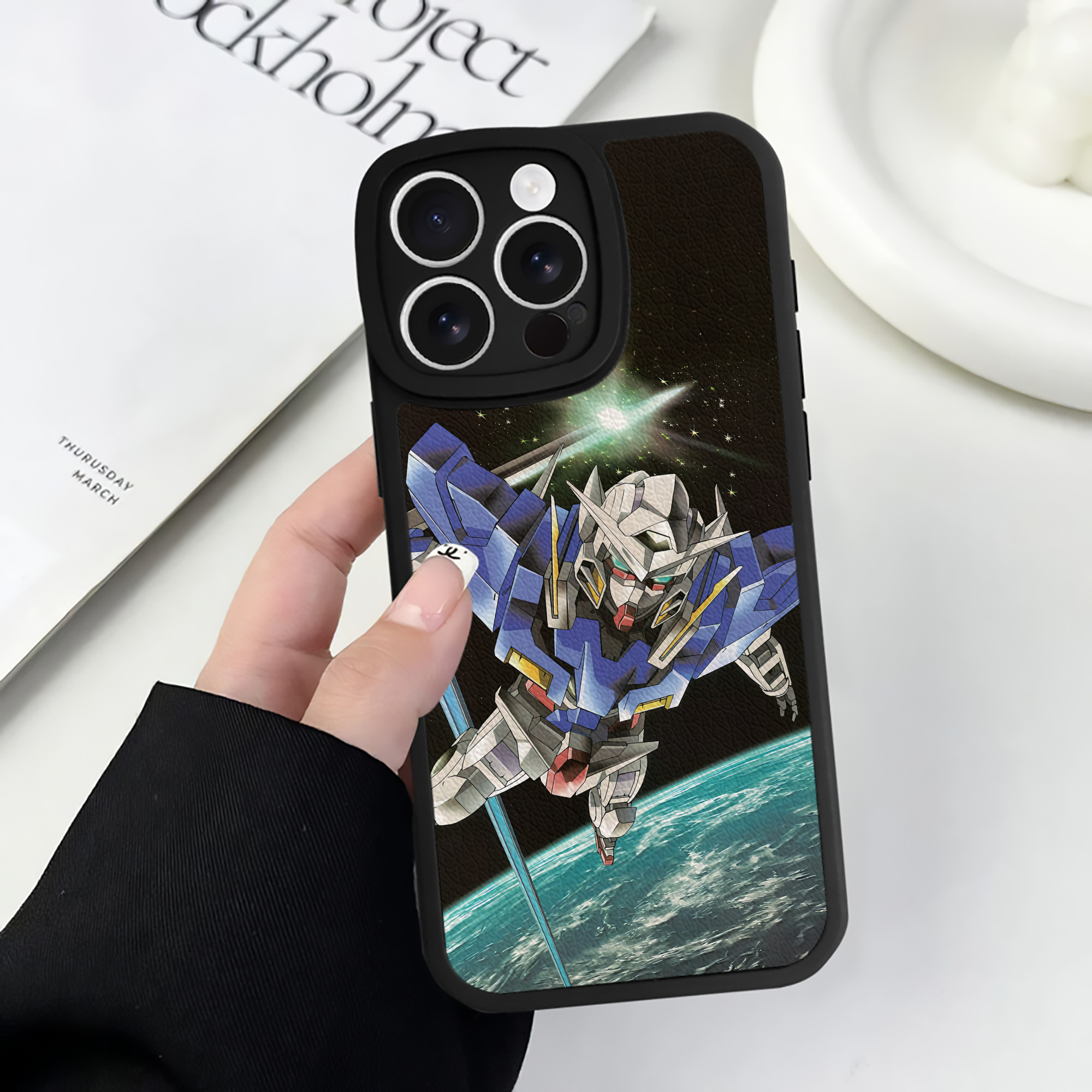 （画像用） 機動戦士ガンダム Mobile Suit Gundam 【iPhone 16シリーズ対応】シリコンスマホケース（レザー調） 材質：シリコン